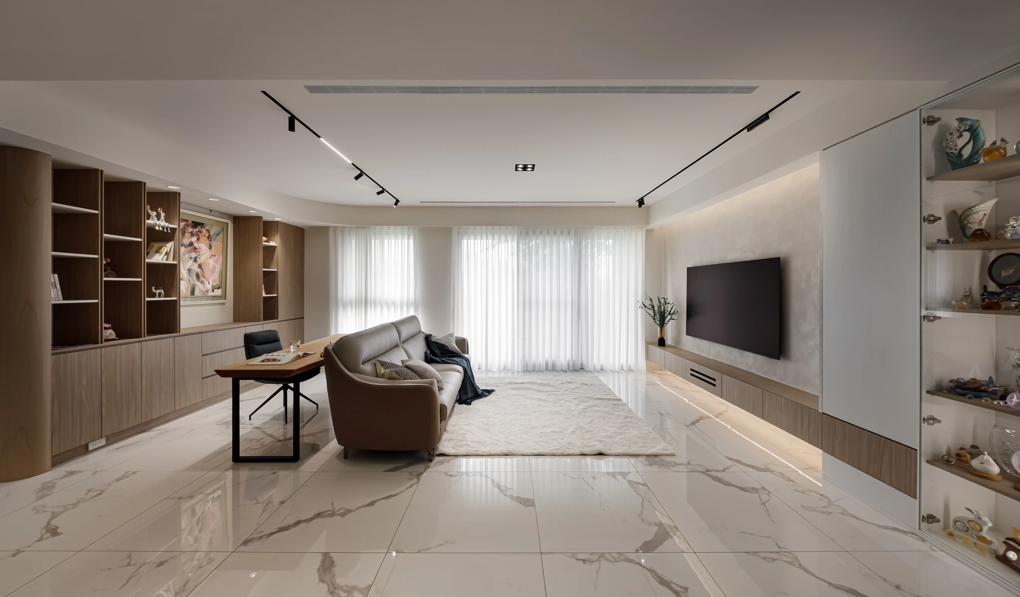 Akuma Design｜惠宇青山清 — 客廳橫向全景，淺灰布藝沙發、石材電視牆與純白落地紗簾形塑豪宅留白｜空間攝影 / 琢磨影像