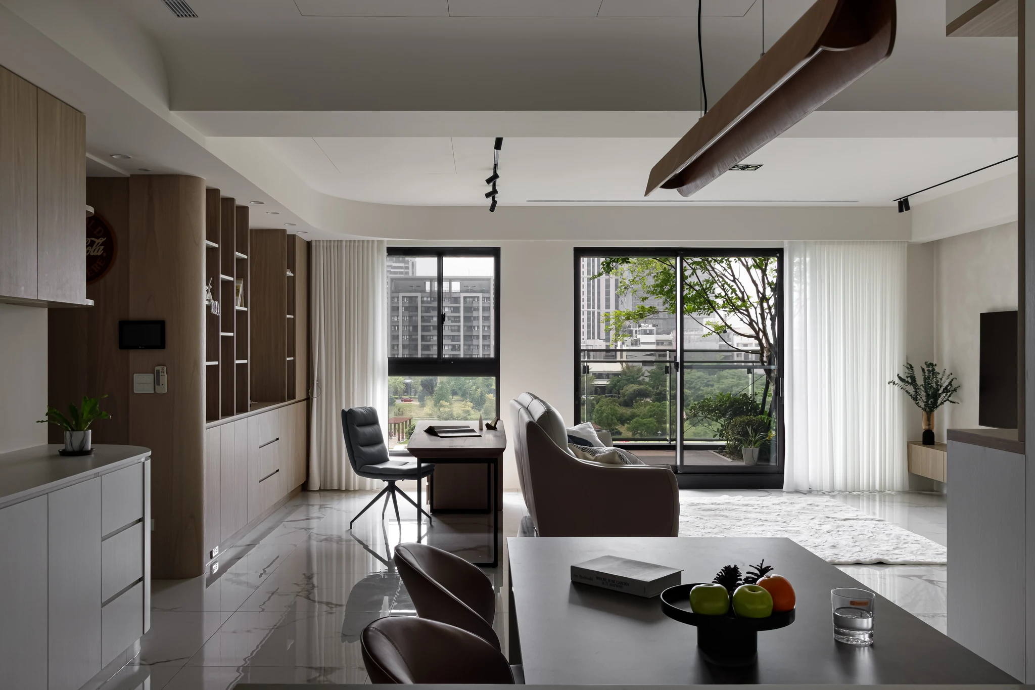 Akuma Design｜惠宇青山清 — 餐廳視角望向落地窗全景，台中城市綠意與自然天光融入豪宅空間｜空間攝影 / 琢磨影像