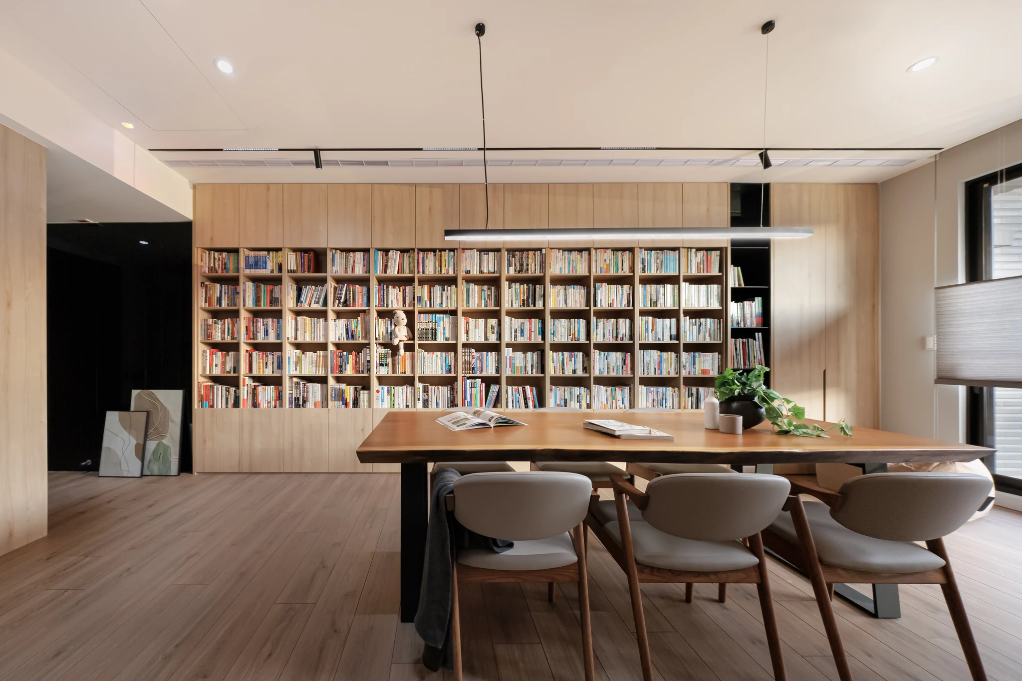 森采設計｜彰化 — 頂天書牆為背景，線型吊燈懸於木質長桌之上的餐書空間｜空間攝影 / 琢磨影像