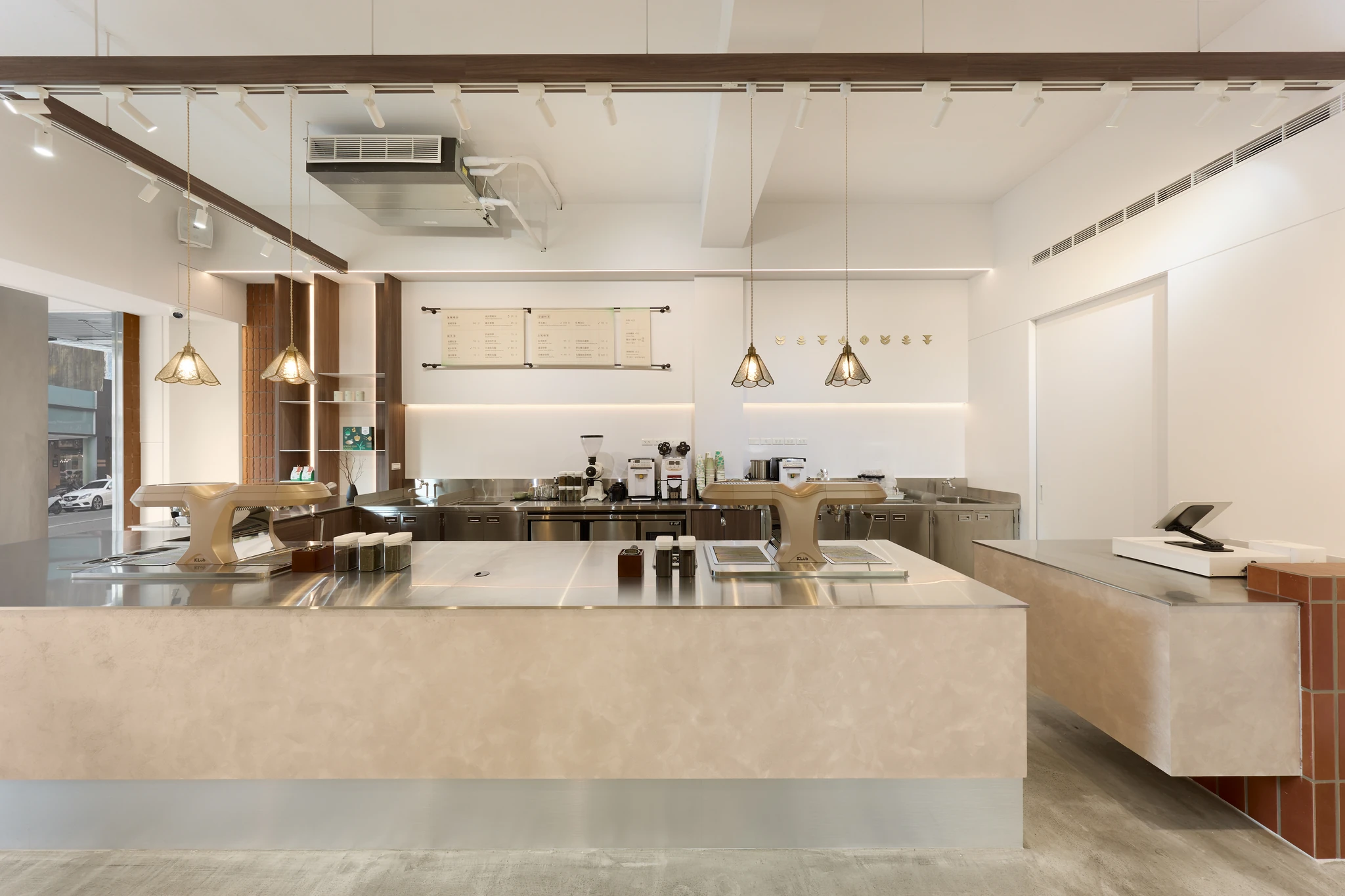春茶吉苑 — 茶飲調理吧台，米色礦物塗料中島結合不鏽鋼工作檯，金色玻璃吊燈與菜單掛軸點題，構成專業而溫潤的飲品製作場域設計｜空間攝影 / 琢磨影像