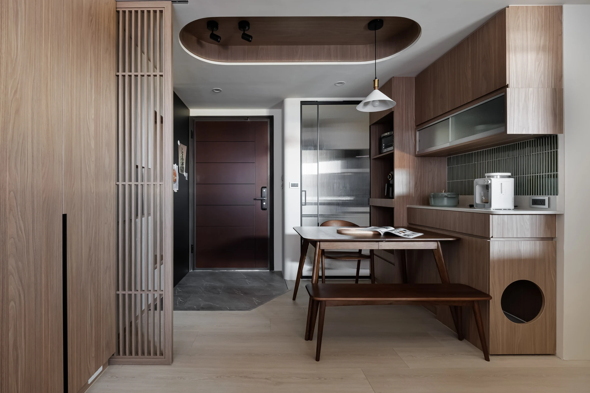 YJ Design|富宇富好 — 玄關格柵屏風與餐廳木質餐桌長凳,橢圓造型天花與貓道櫃體|空間攝影 / 琢磨影像