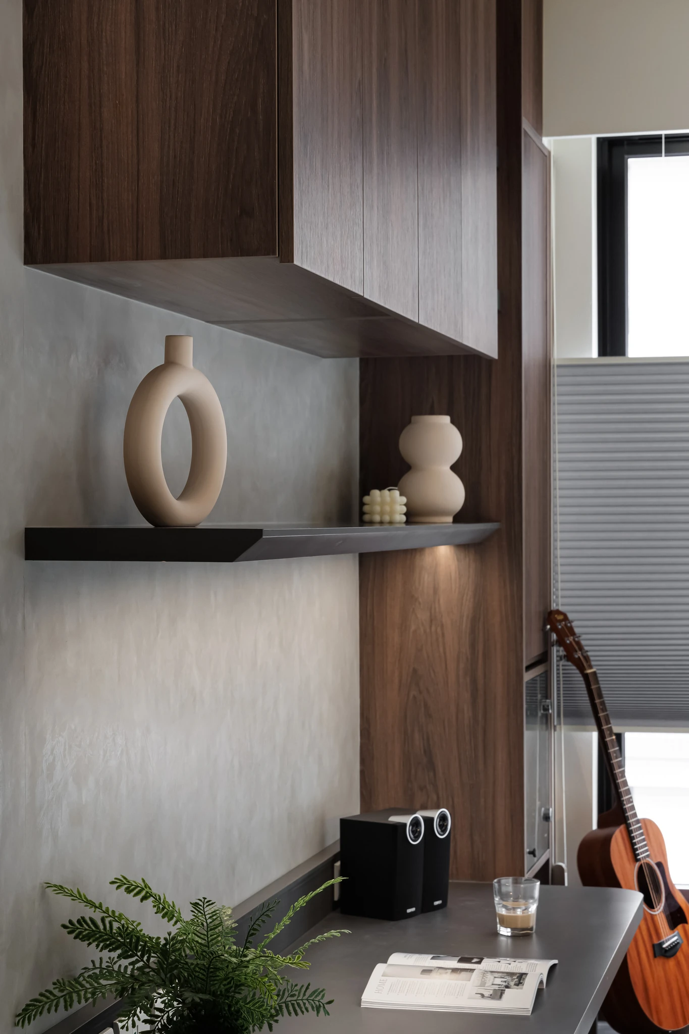YJ Design|富宇富好 — 工作區木質吊櫃與懸浮層板,陶藝擺飾、吉他與綠植點綴|空間攝影 / 琢磨影像