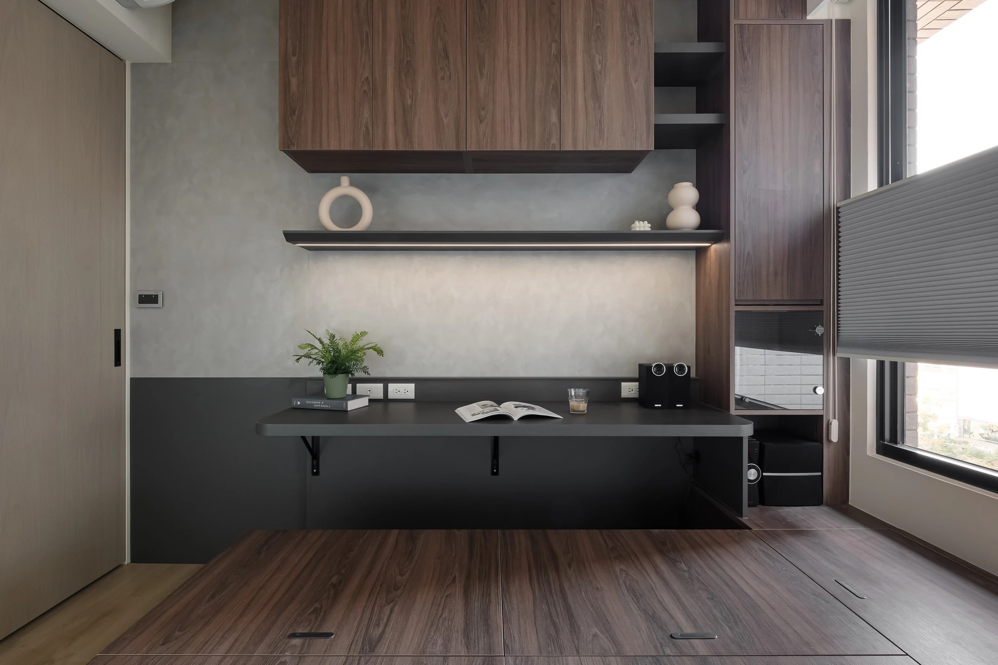 YJ Design|富宇富好 — 架高木地板多功能室,懸浮黑色書桌與胡桃木吊櫃層架|空間攝影 / 琢磨影像