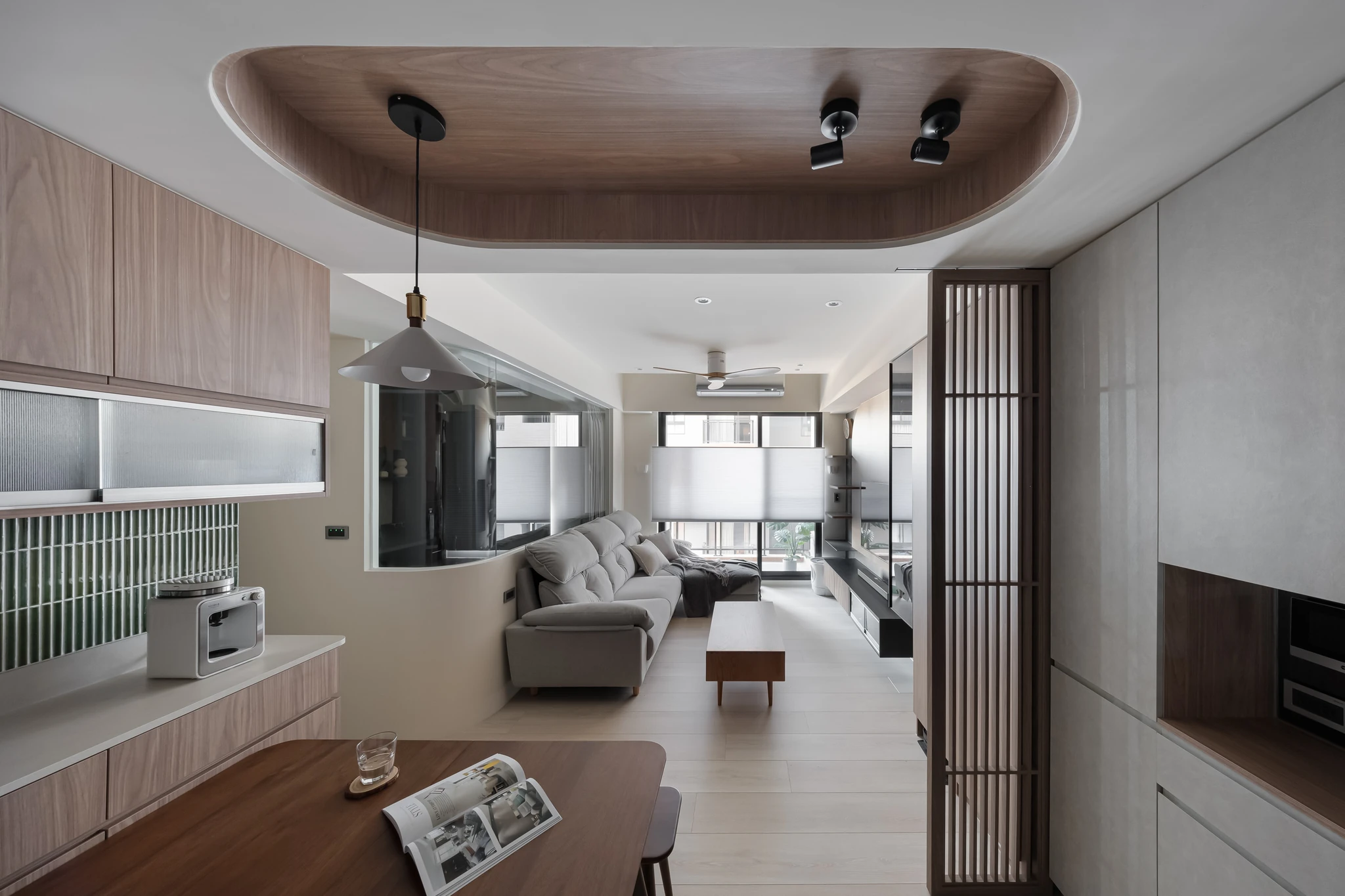 YJ Design|富宇富好 — 由餐廚望向客廳全景,橢圓木質造型天花串連開放場域|空間攝影 / 琢磨影像