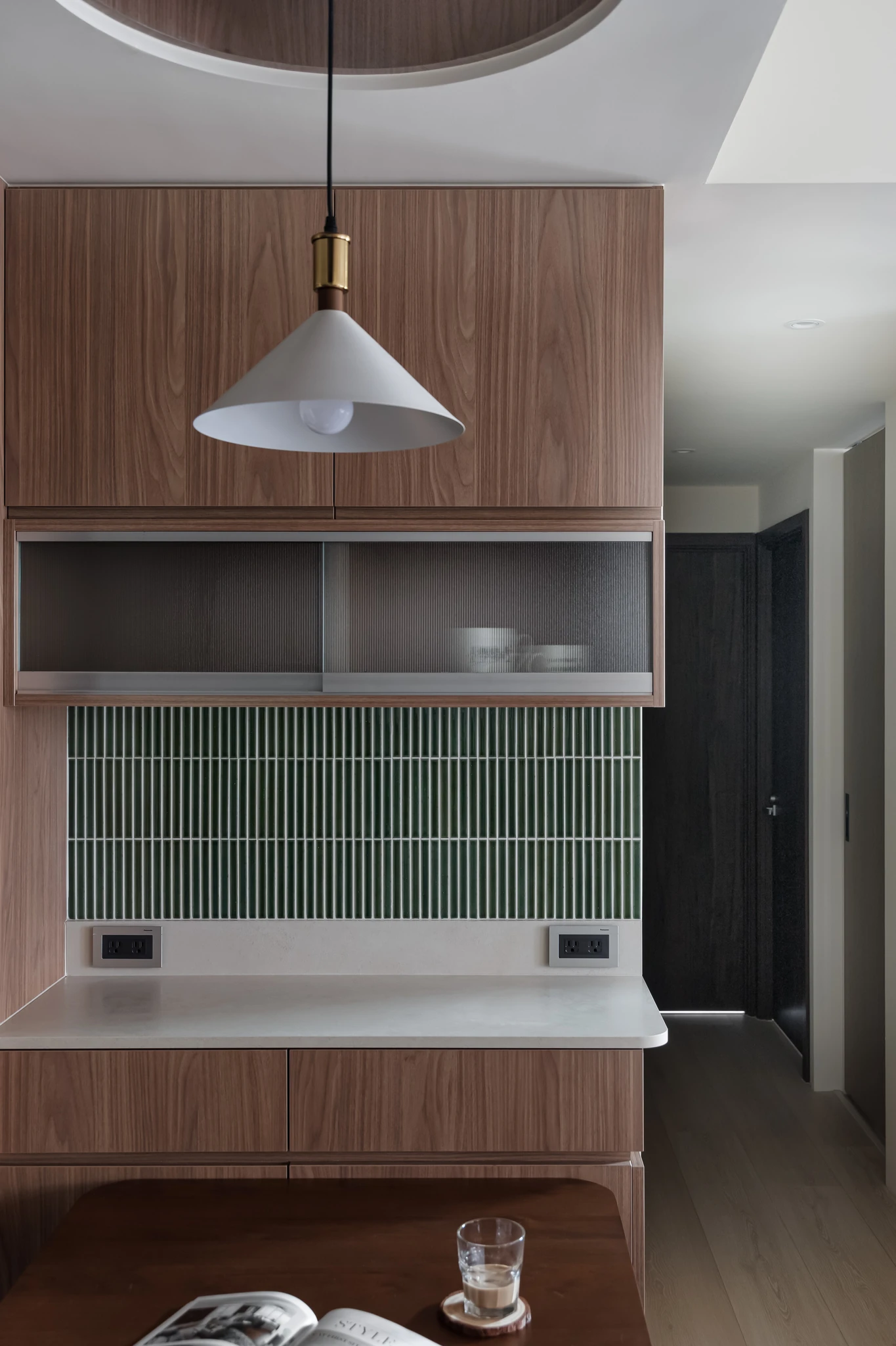 YJ Design|富宇富好 — 餐櫃吧檯區,白色吊燈、綠色直紋磚與霧面玻璃吊櫃|空間攝影 / 琢磨影像