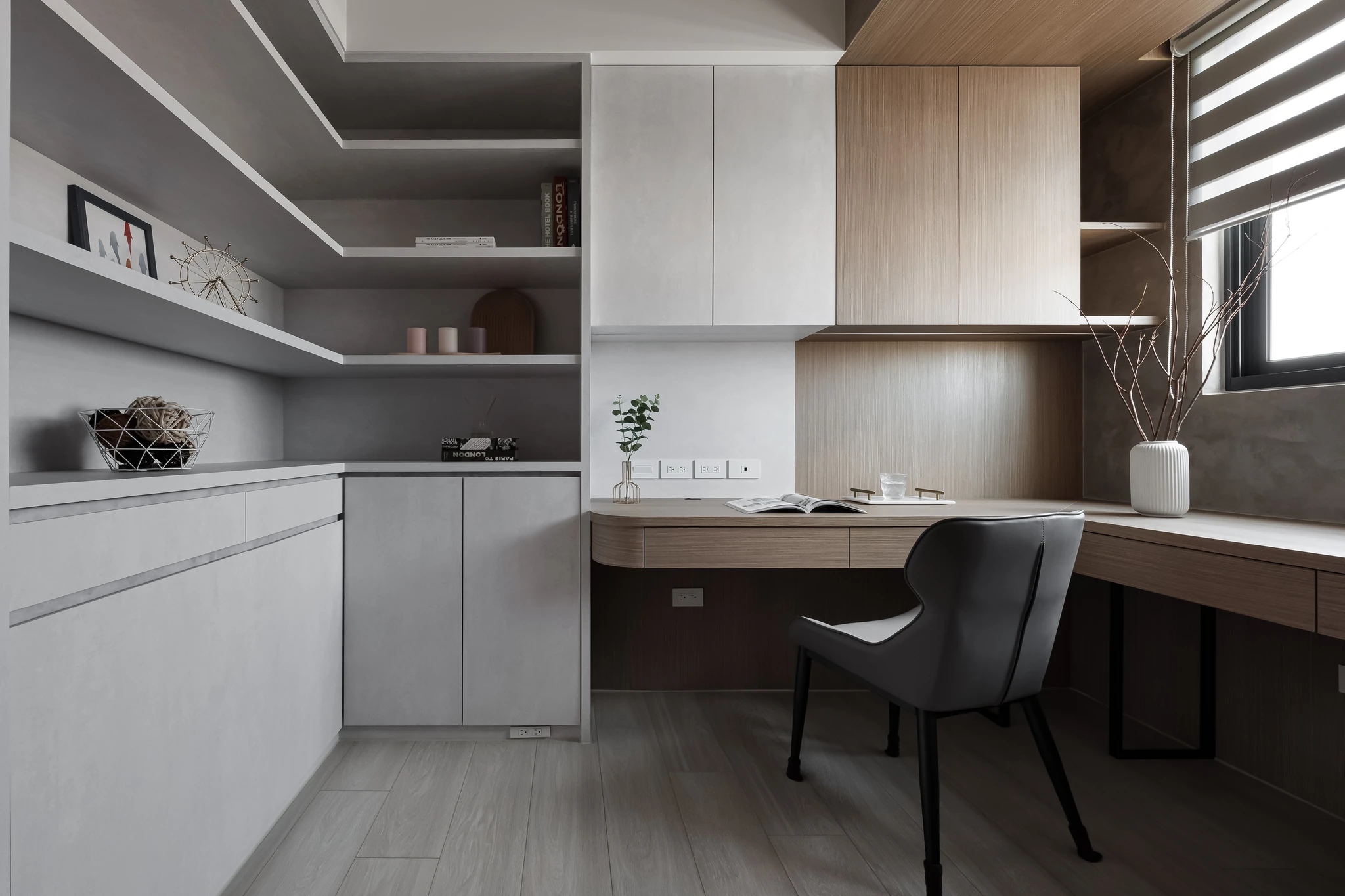 YJ Design｜陽光樹 — 書房工作區，白色系統層架櫃體搭配木質書桌與黑色單椅｜空間攝影 / 琢磨影像