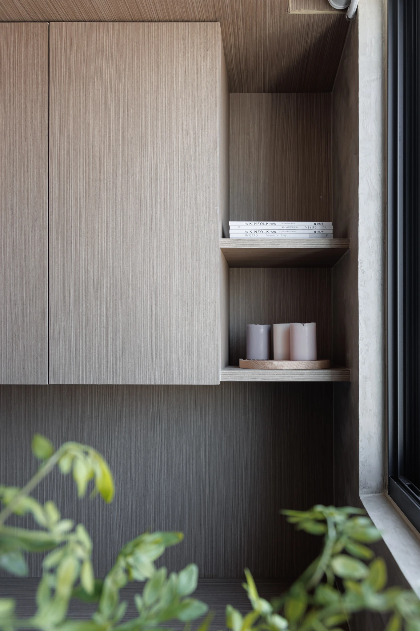YJ Design｜陽光樹 — 窗邊木質櫃體與開放層架細部，綠植前景光影｜空間攝影 / 琢磨影像