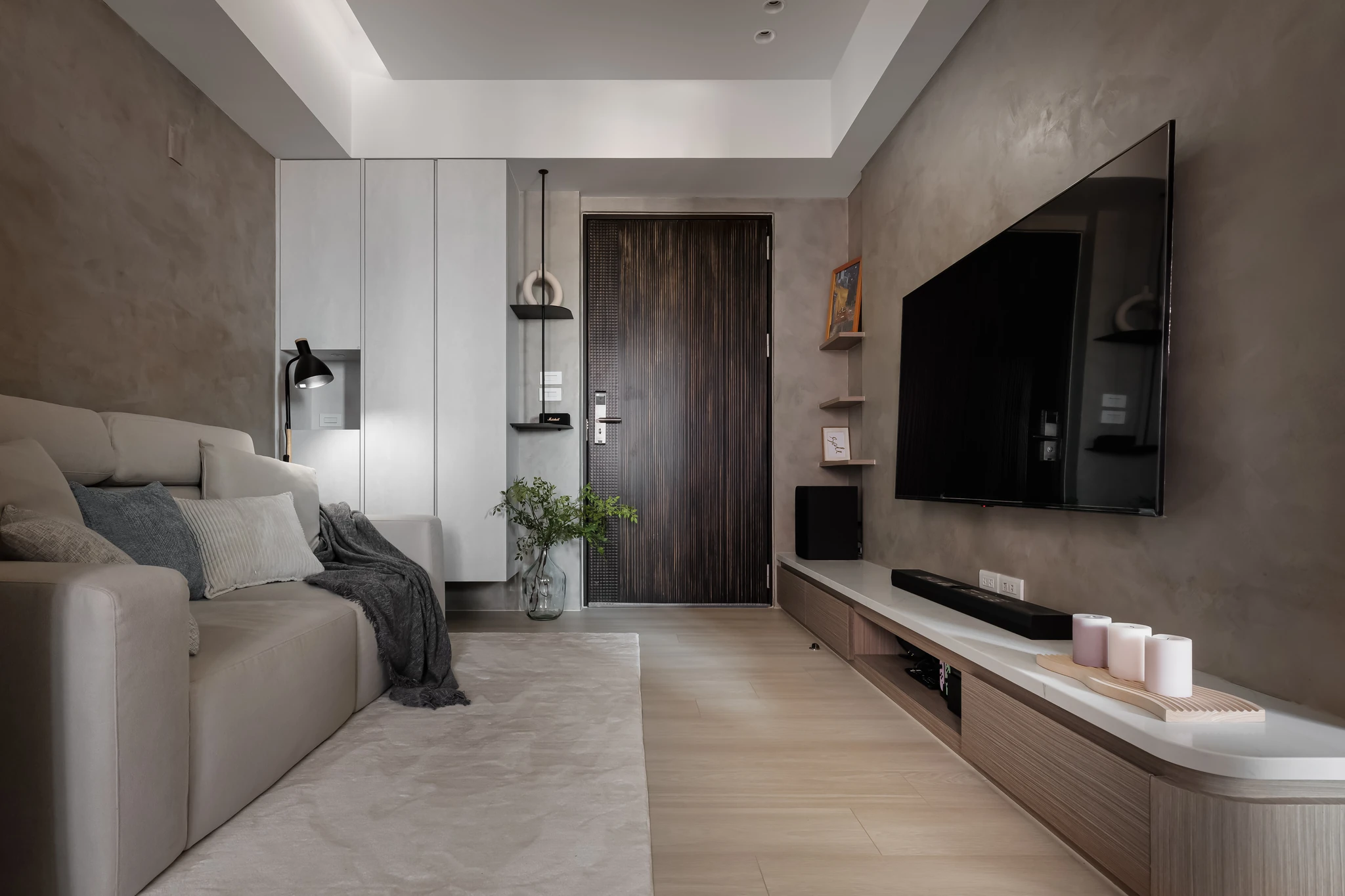 YJ Design｜陽光樹 — 客廳電視牆與玄關木門，米色沙發、懸浮電視櫃與圓形木茶几｜空間攝影 / 琢磨影像