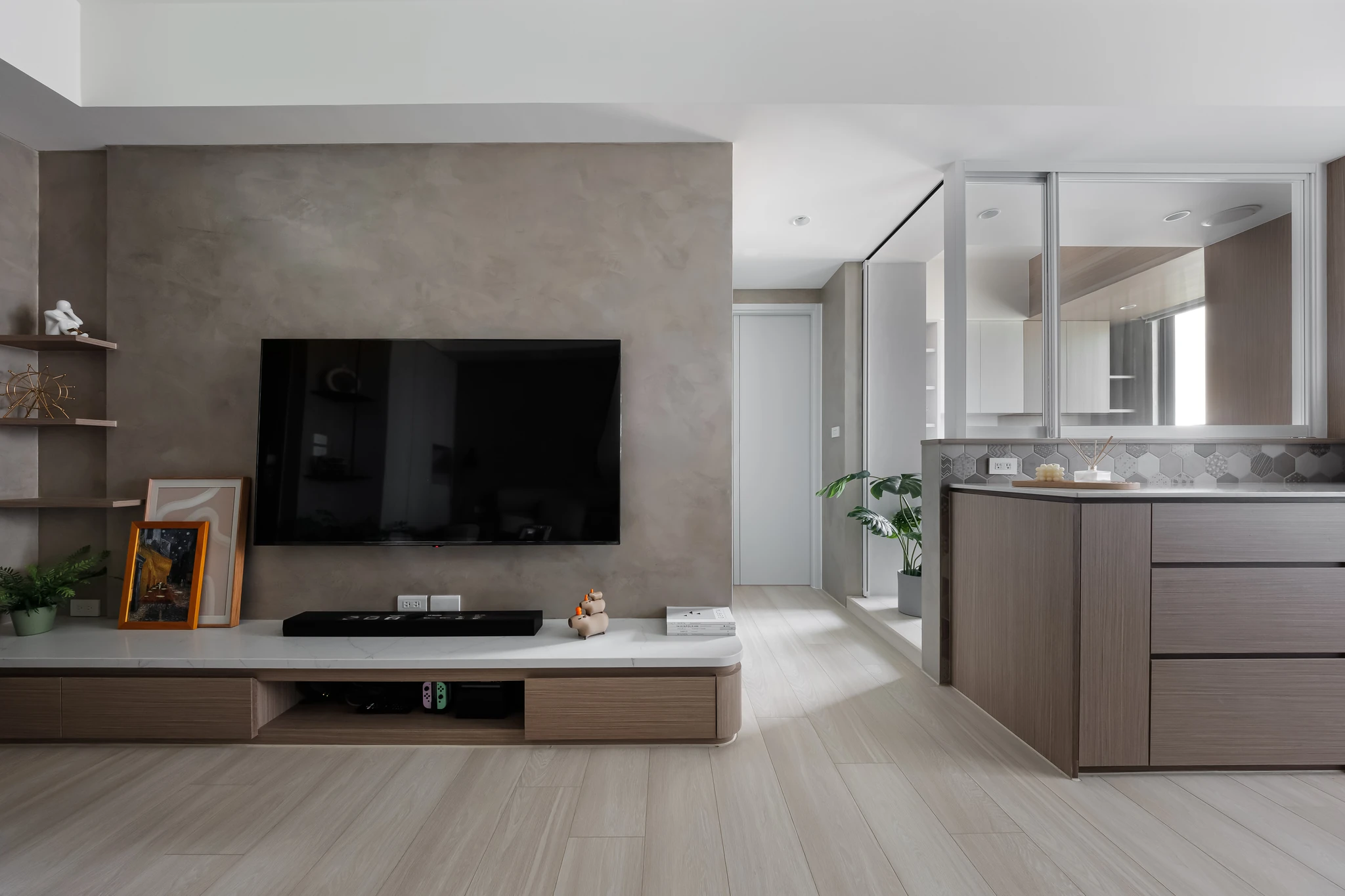 YJ Design｜陽光樹 — 灰泥電視牆延伸至半高玻璃隔間吧檯區，木質櫃體與六角磚牆面｜空間攝影 / 琢磨影像